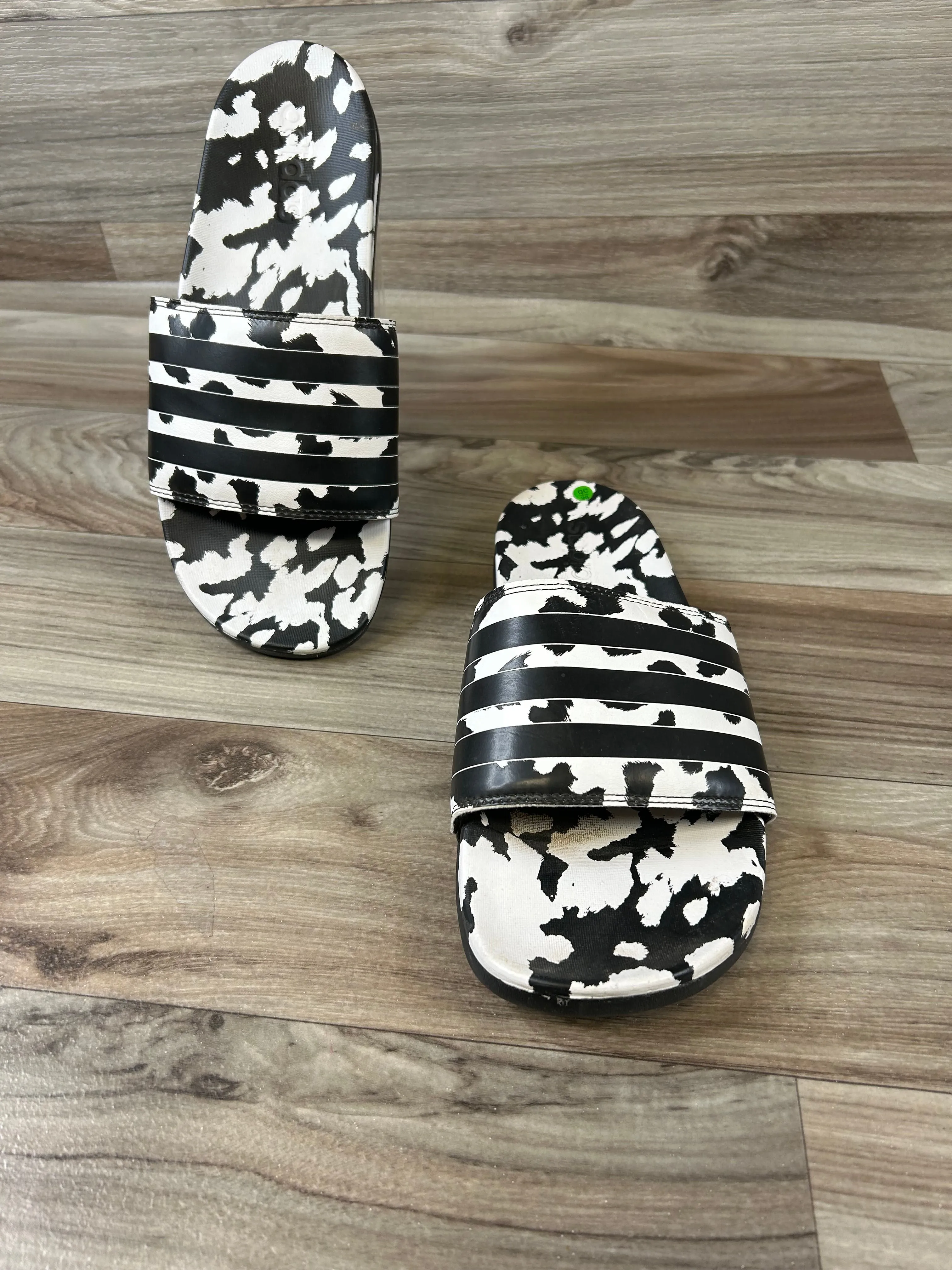 Sandals Flats By Adidas In Black & White, Size: 10