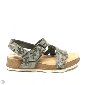 Sandals Flats By Clarks In Camouflage Print, Size: 7