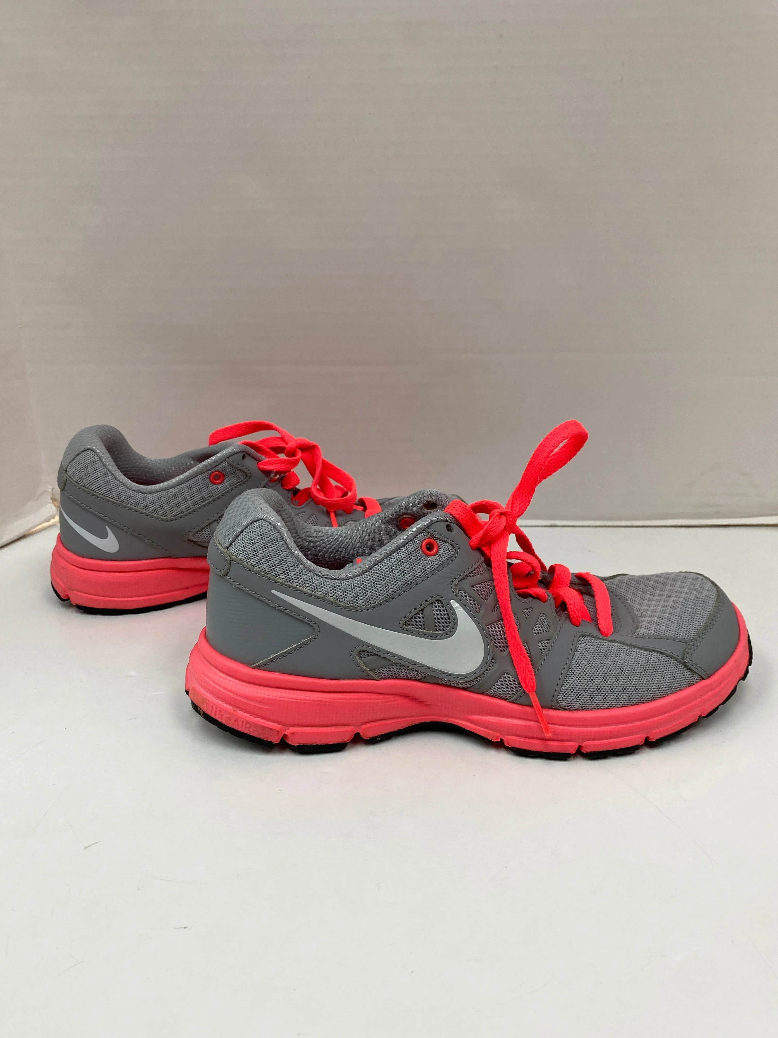 Shoes Athletic By Nike In Grey, Size: 8
