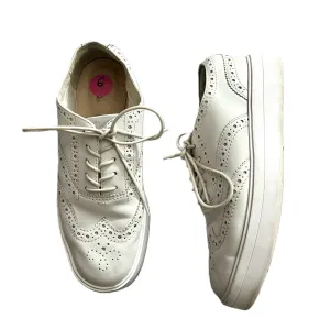 Shoes Flats By Clarks In Cream, Size: 6