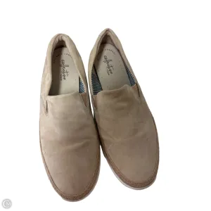 Shoes Flats By Clarks In Tan, Size: 10