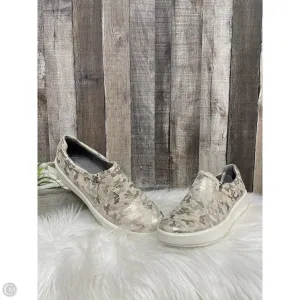 Shoes Flats By Clarks In Tan, Size: 11
