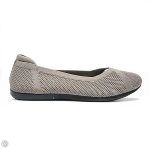 Shoes Flats By Clarks In Taupe, Size: 9