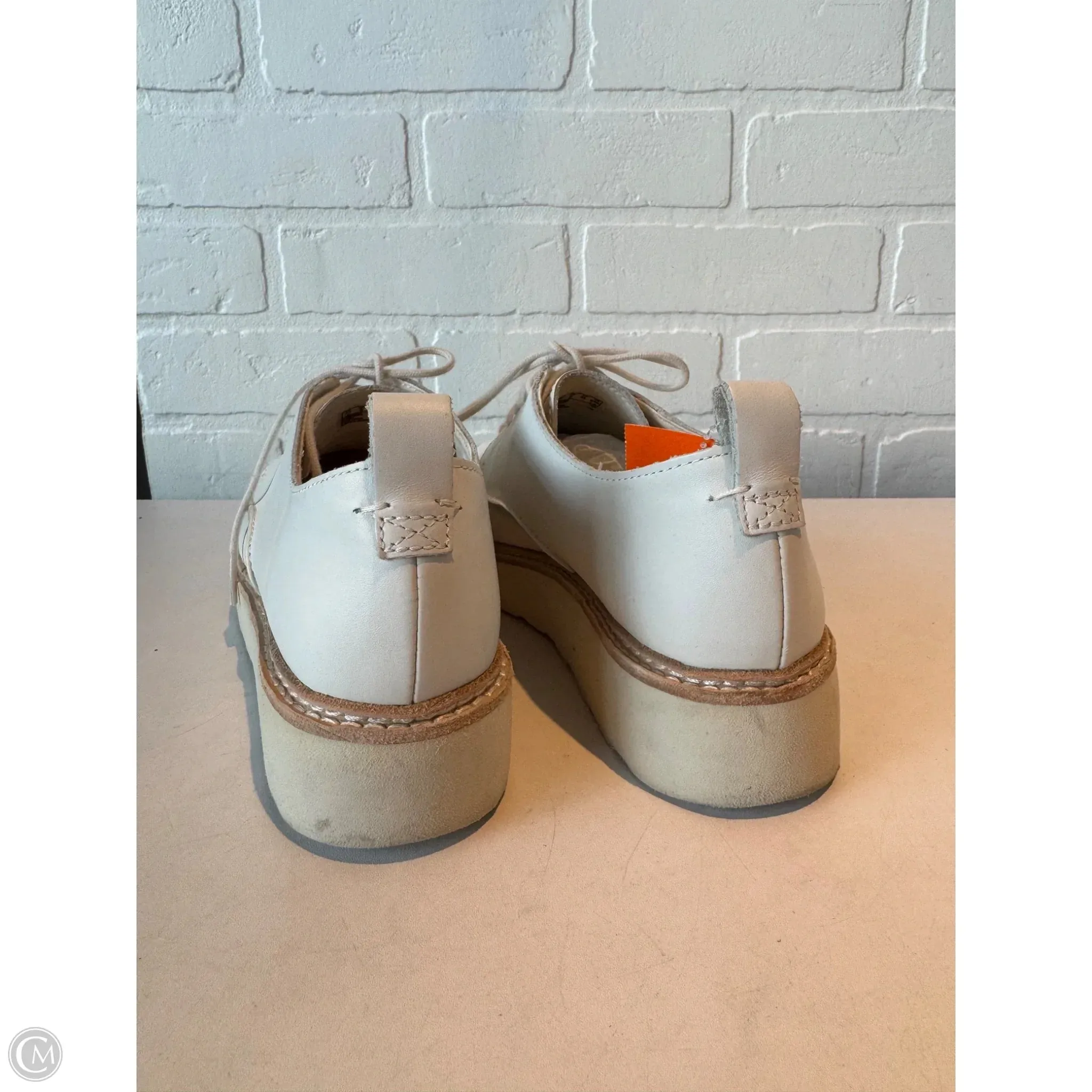 Shoes Sneakers By Clarks In White, Size: 8