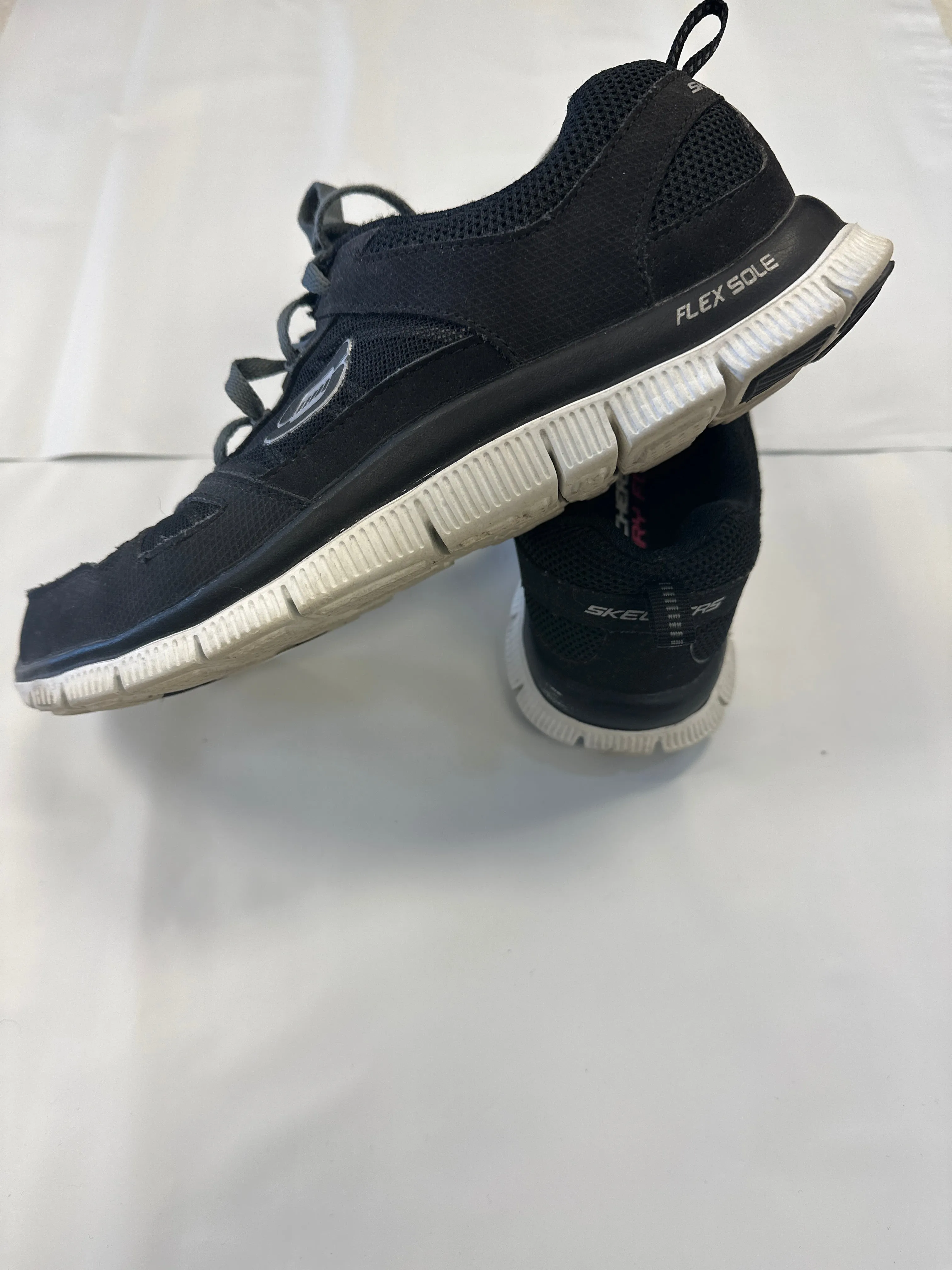 Shoes Sneakers By Skechers  Size: 9 skechers