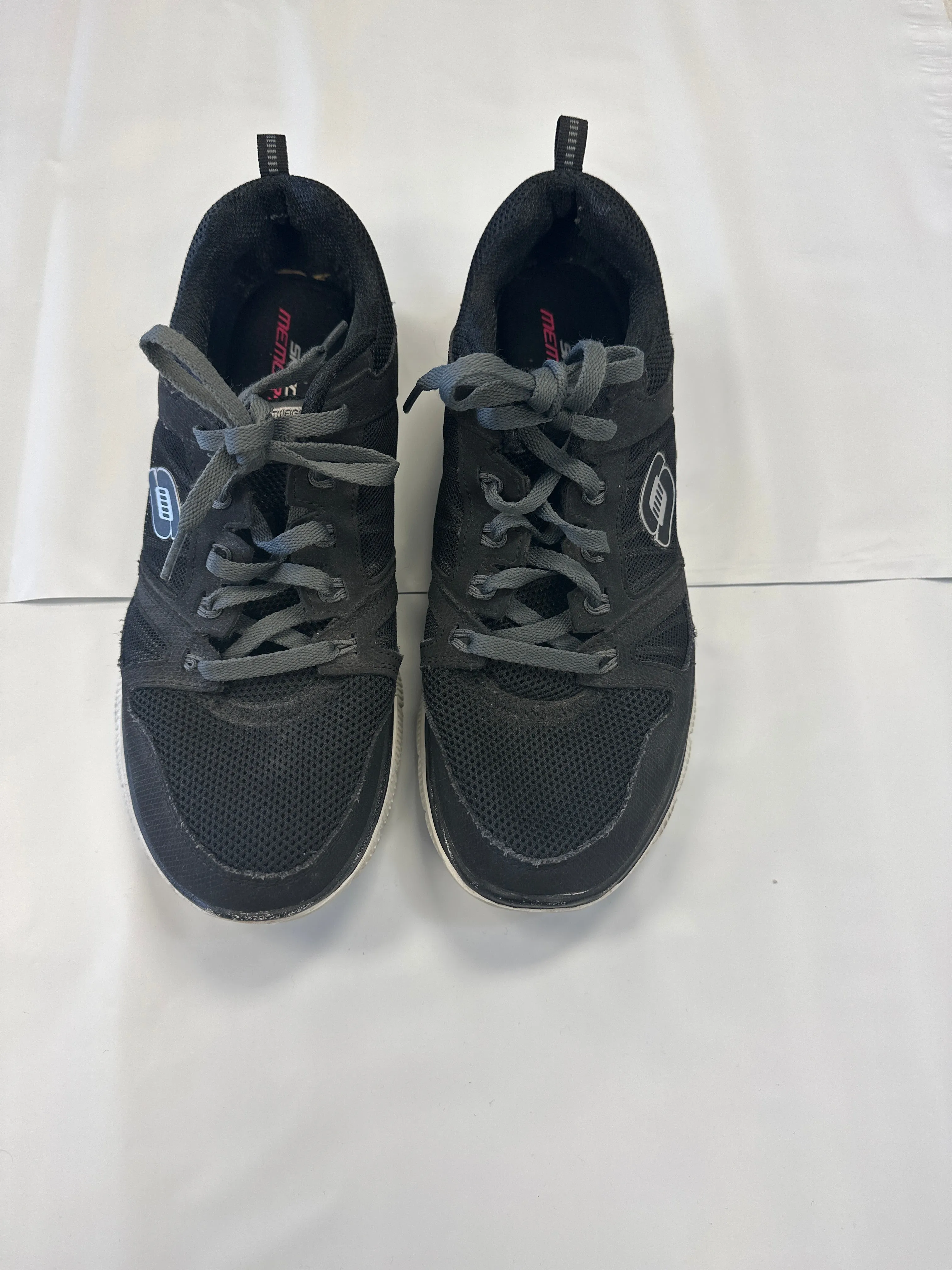 Shoes Sneakers By Skechers  Size: 9 skechers